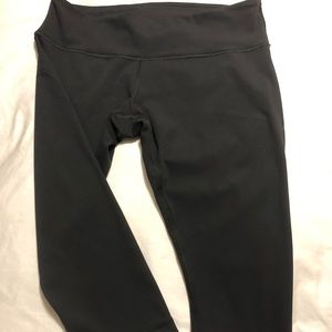 Low rise capri, with hidden slot pocket in the front waistband